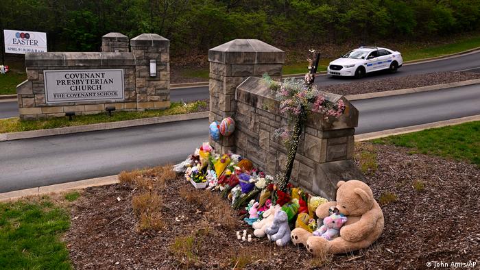 Flores y peluches fueron colocados en un monumento improvisado que se levantó en la la entrada de la Escuela Covenant, donde una mujer asesinó a tiros tres alumnos de nueve años, un conserje y dos maestros.