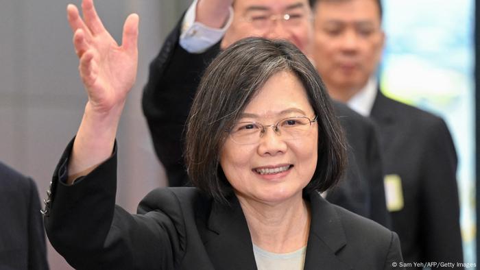 Tsai Ing-wen saluda con la mano.