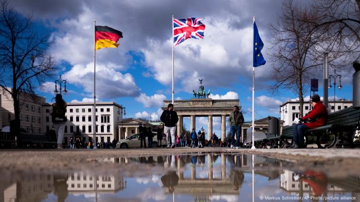 La Puerta de Brandeburgo, engalanada con banderas británicas, junto a las de la Alemania y la Unión Europea, para recibir a los reyes británicos.