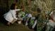 Kamala Harris au Cape Coast Castle en train de déposer un bouquet de fleurs en mémoire des esclaves embarqués pour l'Amérique (Accra, 28.03.2023)