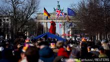29.03.2023**People line up in front of Brandenburg Gate to attend the welcome ceremony for Britain's King Charles in Berlin, Germany, March 29, 2023. REUTERS/Michelle Tantussi