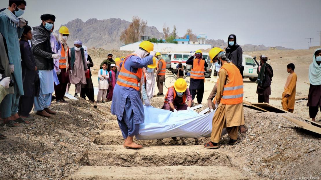 په کندهار کي ۲۰ لا وراث جسدونه خاورو ته وسپارل سول په کندهار کي ۲۰ لا وراث جسدونه خاورو ته وسپارل سول