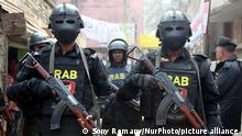 ARCHIV 2018****Members of Rapid Action Battalion (RAB) stand guard outside the militant hideout on January 12, 2018 in Dhaka, Bangladesh. Three militants have been killed and two Rapid Action Battalion (RAB) officials have been injured in a raid at a militant hideout in Dhaka's Nakhalpara area. (Photo by Sony Ramany/NurPhoto)