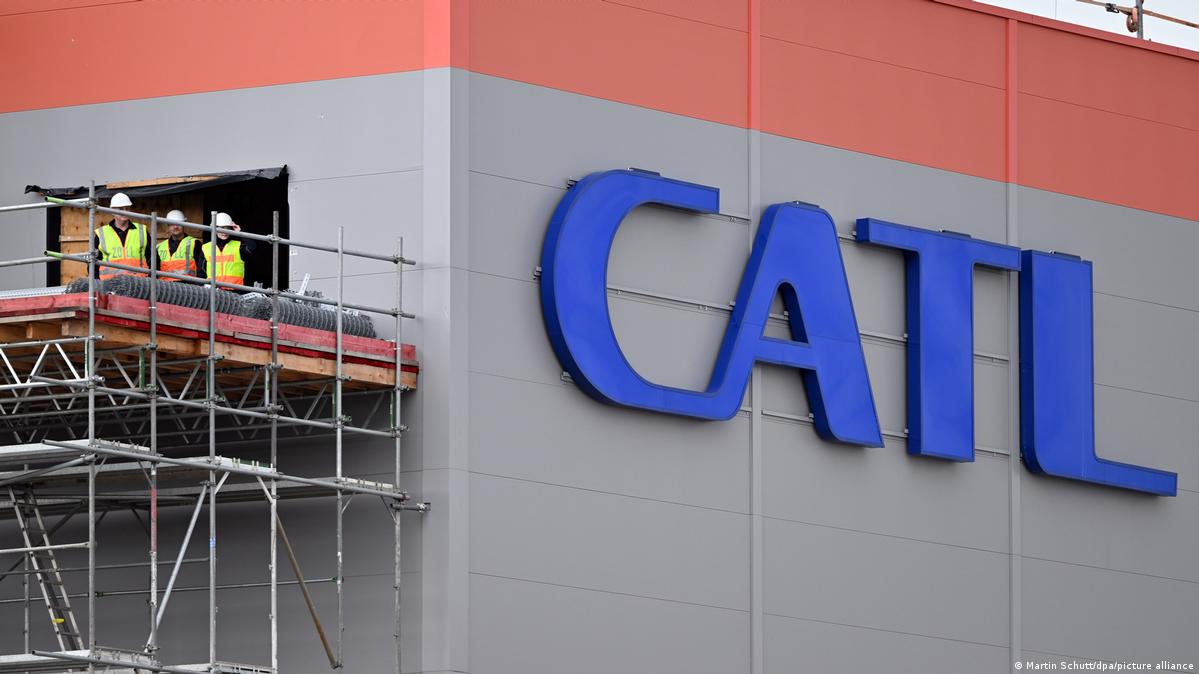 建设中的厂房外有巨大的CATL（宁德时代）标志