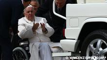 TOPSHOT - Pope Francis speaks with his aides prior to being helped get up the popemobile car from his wheelchair, as he leaves on March 29, 2023 at the end of the weekly general audience at St. Peter's square in The Vatican. - Pope Francis has been at the Gemelli Hospital in Rome since the afternoon of March 29, 2023 for some previously scheduled check-ups, the Holy See press director said. (Photo by Vincenzo PINTO / AFP)