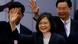 La presidenta de Taiwán, Tsai Ing-wen, saluda a los medios de comunicación antes de su partida a Nueva York para iniciar su viaje a Guatemala y Belice en el Aeropuerto Internacional de Taoyuan, Taiwán. La presidenta de Taiwán, Tsai Ing-wen, saluda a los medios de comunicación antes de su partida a Nueva York para iniciar su viaje a Guatemala y Belice en el Aeropuerto Internacional de Taoyuan, Taiwán.