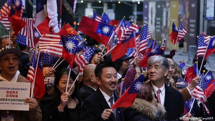在紐約的旅館外，蔡英文的支持者揮舞台灣與美國國旗。