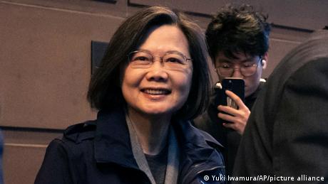 台湾总统蔡英文2023年3月29日抵达美国纽约并将停留2日。在完成对拉美邦交国的访问后，她还计划在返程时过境美国洛杉矶。届时她很可能与美国众议长麦卡锡（Kevin McCarthy）会面。中国方面对此表示不满。