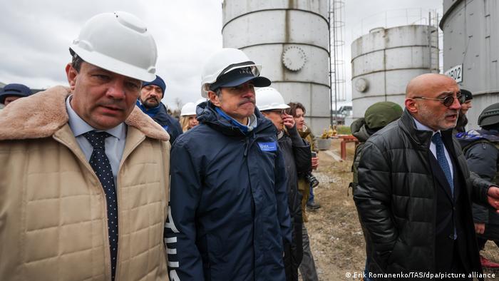 Una delegación de once funcionarios del OIEA y siete miembros del Departamento de Seguridad de las Naciones Unidas, encabezada por Rafael Grossi (centro) visitó la central nuclear ucraniana ubicada en la ciudad de Enerdogar.