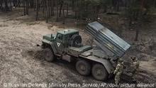 DIESES FOTO WIRD VON DER RUSSISCHEN STAATSAGENTUR TASS ZUR VERFÜGUNG GESTELLT. [RUSSIA - MARCH 29, 2023: A Grad multiple rocket launcher of the Russian Western Military District operates in the zone of Russia's special military operation in Ukraine. Video screen grab. Best quality available. Russian Defence Ministry Press Office/TASS]