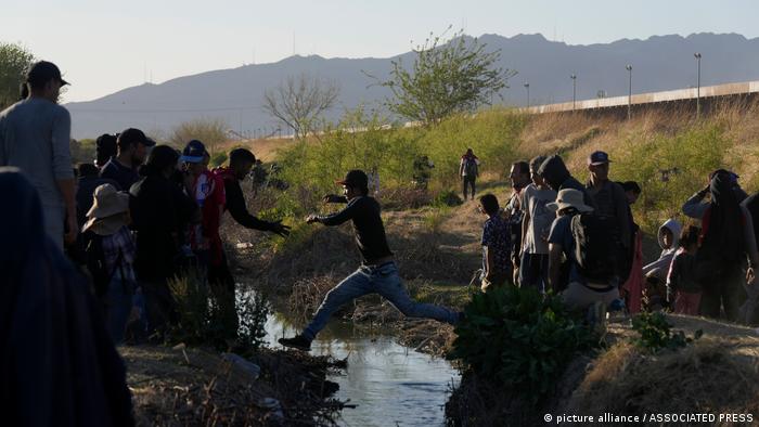 Migrantes saltan de un lado a otro del río Bravo hacia Estados Unidos desde Ciudad Juarez, zona donde el caudal es apenas un riachuelo.