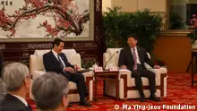 der ehemalige taiwanesische Präsident Ma Ying-jeou im Gespräch mit Song Tao (rechts), Director of the Taiwan Affairs Office, VR.China
Copyright:
Ma Ying-jeou Foundation