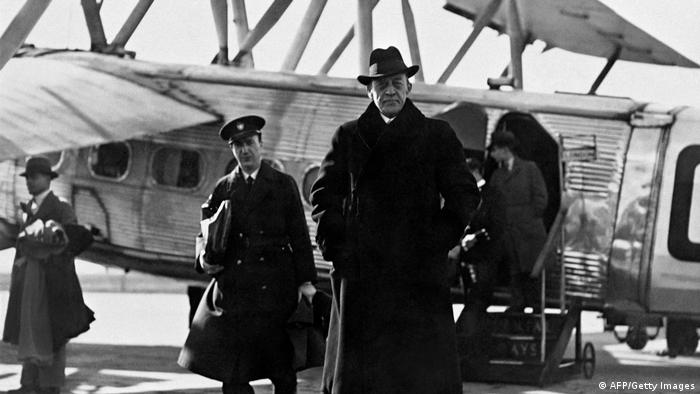 Russischer Komponist und Musiker Sergei Rachmaninow, Flugzeug im Hintergrund