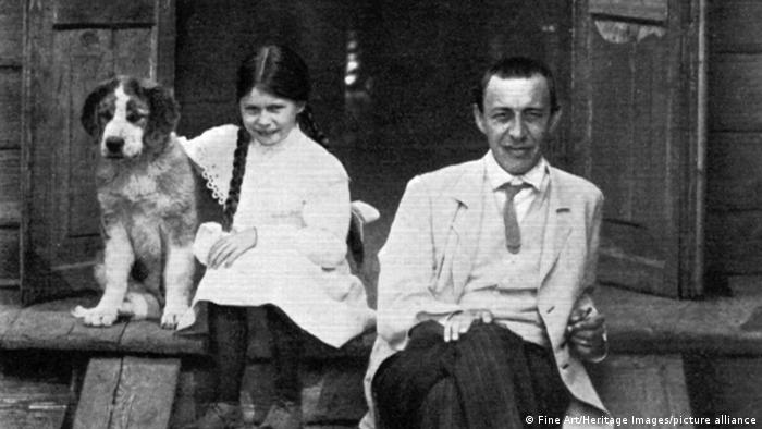 Russischer Komponist und Musiker Sergei Rachmaninow, mit Tochter und Hund
