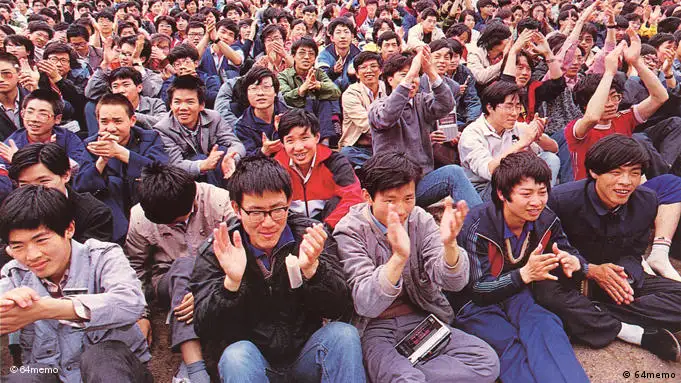 April 24, 1989 was the first day of the city-wide class strike for almost all colleges in Beijing. Over the next days, the students boycott classes and organize into unofficial student unions. In that afternoon, the Preparatory Committee at Peking University called for a formal student assembly at an athletic field on campus. Thousands of students attended to dissolve the official student union and vote for their own. Copyright: 64memo, Quelle: Juan Ju, DW