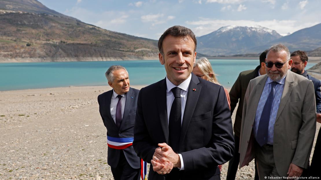 Fransa Cumhurbaşkanı Emmanuel Macron, Sainte-Savine-le-Lac'ta bir göl kıyısında yetkililerle birlikte yürüyor. Fransa Cumhurbaşkanı Emmanuel Macron, Sainte-Savine-le-Lac'ta bir göl kıyısında yetkililerle birlikte yürüyor.