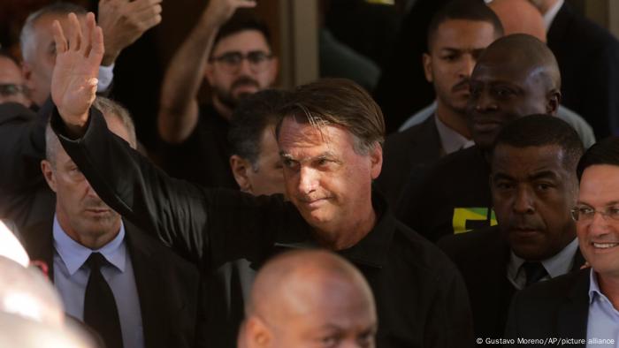 Bolsonaro acena a apoiadores na sede do PL, após voltar de férias nos EUA