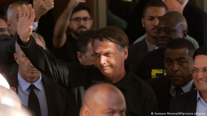 En Brasilia, Jair Bolsonaro saluda a los seguidores que lo esperan.