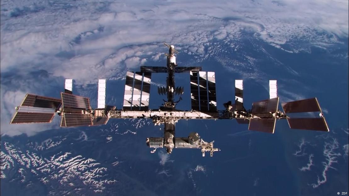Imagen de un satélite orbitando alrededor de la Tierra.