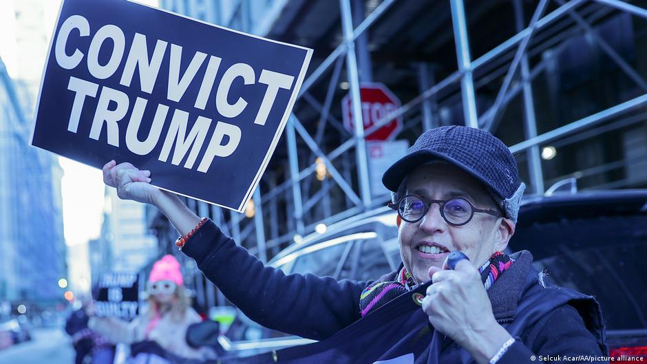 Demonstranti ispred kancelarije tužioca u Njujorku koji podržavaju podizanje optužnice protiv Trampa