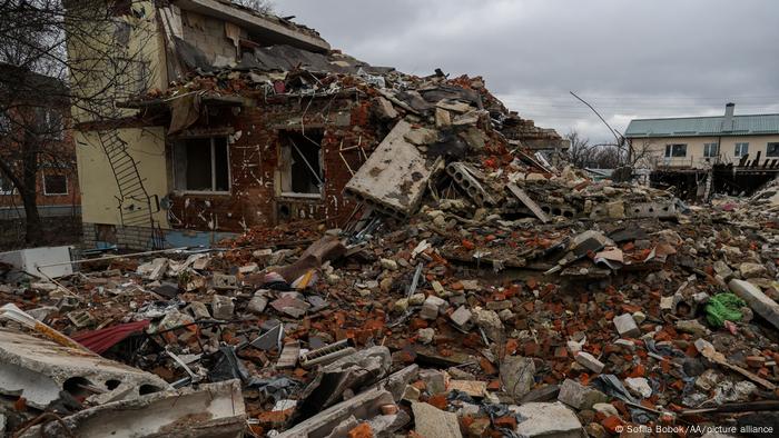 Edificios residenciales destruidos por un ataque ruso en Járkov.