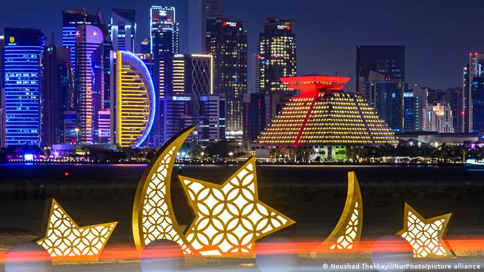 Los musulmanes del mundo celebran hasta el 21 de abril el mes de ramadán, donde el ayuno y la abstinencia sexual son obligatorios. Pese a esos sacrificios, se trata de una fiesta religiosa y así lo entienden en Doha (Qatar), donde la iluminación de algunas calles -como en la foto, con la luna creciente- recuerda esta fecha.