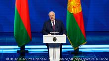 HANDOUT - 31.03.2023, Belarus, Minsk: Auf diesem vom Pressedienst des belarussischen Präsidenten zur Verfügung gestellten Foto hält Alexander Lukaschenko, Präsident von Belarus, eine Rede zur Lage der Nation. Lukaschenko hat die Ukraine zu einer Waffenruhe und sofortigen Verhandlungen «ohne Vorbedingungen» aufgefordert. Kiew könne nicht mit einem Sieg gegen eine Atommacht wie Russland rechnen, sagte der 68-Jährige am Freitag (31.03.2023) in einer Ansprache an die Nation in Minsk vor Hunderten Beamten und Gästen. Foto: Uncredited/Belarusian Presidential Press Service/AP/dpa - ACHTUNG: Nur zur redaktionellen Verwendung und nur mit vollständiger Nennung des vorstehenden Credits +++ dpa-Bildfunk +++