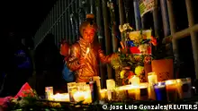 28.3.2023, Ciudad Juarez***
Fatima Pavon, 12, a migrant girl from Venezuela take part in a vigil outside the office of the National Institute of Migration (INM) in memory of the victims of a fire that broke out late on Monday at a migrant detention center, in Ciudad Juarez, Mexico, March 28, 2023. REUTERS/Jose Luis Gonzalez 