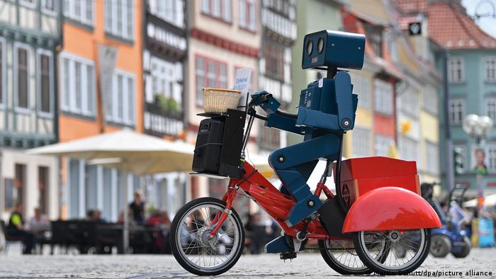 Der sprechende Roboter Hugo fährt auf einem Dreirad auf dem Domplatz in Erfurt.