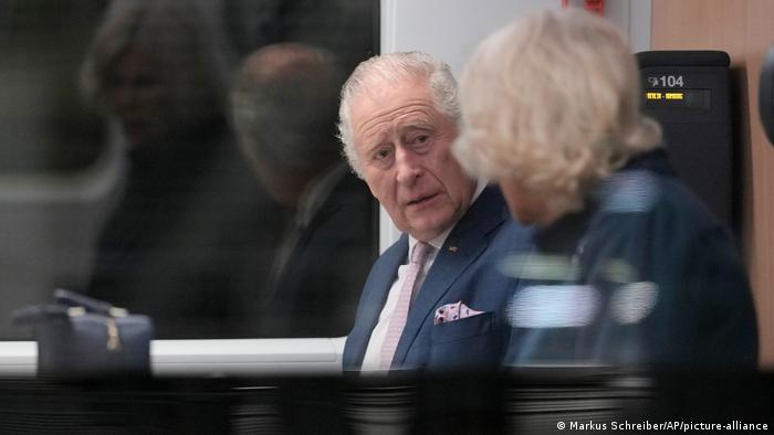 König Charles III. und Königin Camilla im ICE unterwegs nach Hamburg