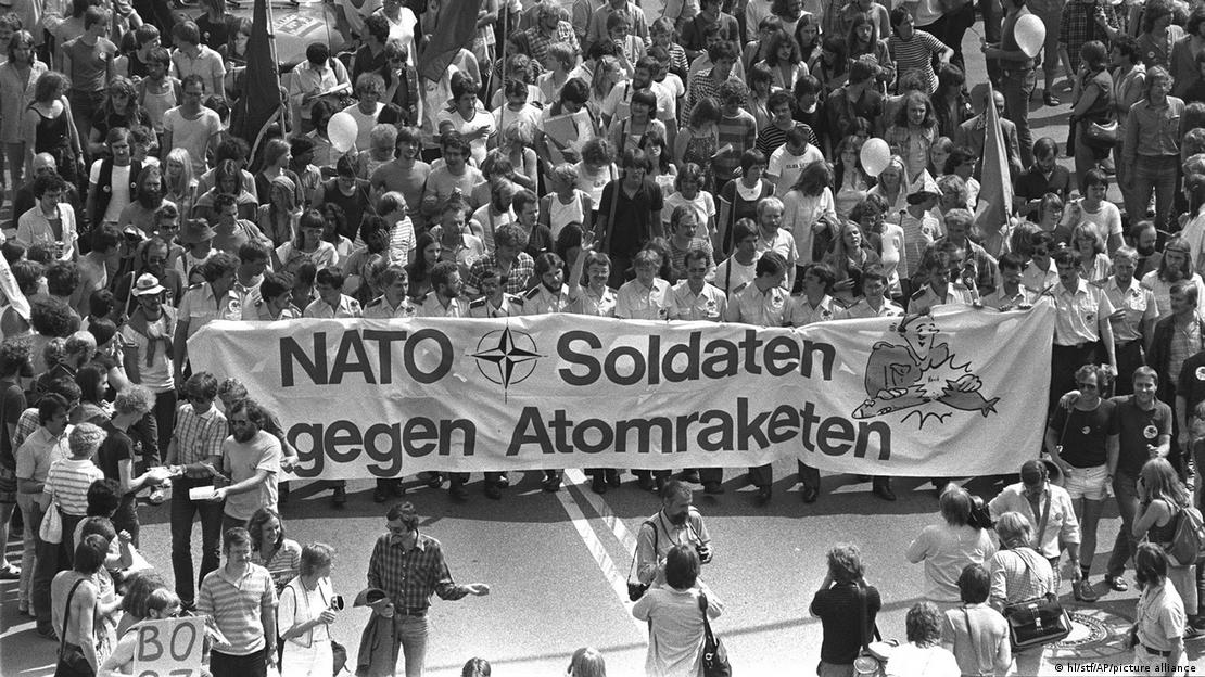 Mehrere hunderttausend Menschen beteiligten sich 1982 an der Friedensdemo in Bonn, darunter auch Militär-Angehörige. Sie trugen ein quer über die Straße gespanntes Banner mit der Aufschrift NATO-Soldaten gegen Atomraketen". 