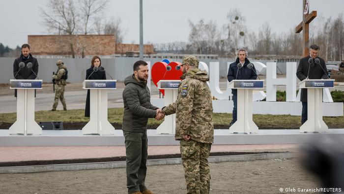 图为3月31日乌克兰总统泽连斯基在布查解放一週年活动上颁奖给一名乌军。