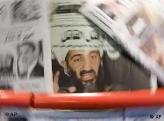Technischer Hinweis: Waehrend der Aufnahme wurde die Kamera bei offener Blende gedreht. +++ Verschiedene arabische Zeitungen machen am Dienstag (03.05.11) in Berlin mit dem Tod des Terroristen Osama bin Laden auf. Selten loeste ein Einzelereignis ein solches Medienecho aus, wie die Toetung von Al-Kaida-Chef Osama bin Laden durch US-Soldaten in Pakistan. Kaum eine deutsche Zeitung, die am Dienstag ueber den verhassten Terroristen und seinen Tod nicht auf mehreren Seiten und ressortuebergreifend berichtete. Die Titelseiten gehoerten dem Mann ohnehin, der zur Symbolfigur des islamistischen Terrors wurde. (zu dapd-Text) Foto: Steffi Loos/dapd