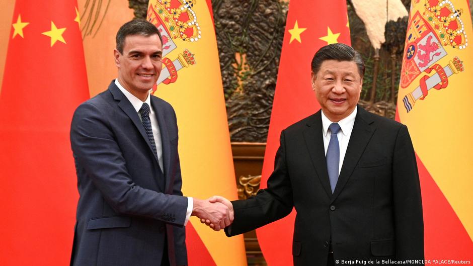 Presidente de China recibe en Pekín a gobernante de España
