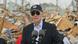 Joe Biden mit Basecap und Sonnenbrille vor einem Trümmerhaufen Joe Biden mit Basecap und Sonnenbrille vor einem Trümmerhaufen