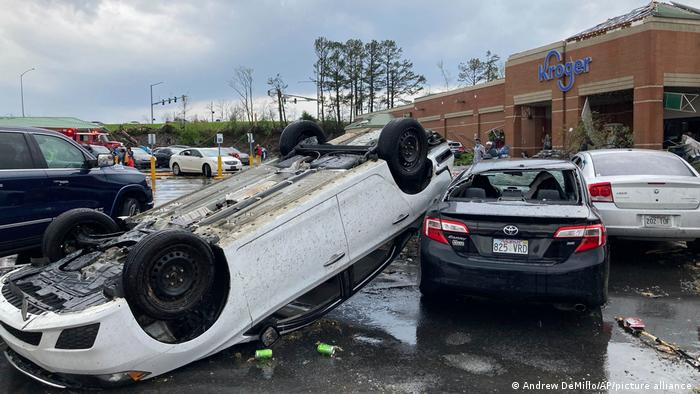 El tornado causó estragos en un estacionamiento en Little Rock.