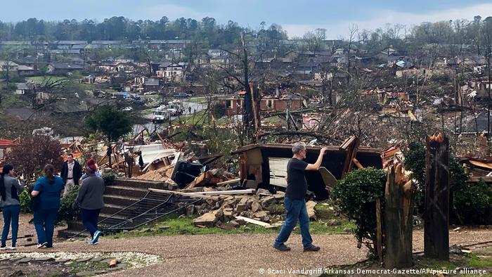 Los residentes examinan los daños causados por la tormenta en la zona de Walnut Vallery, al oeste de Little Rock, Arkansas.