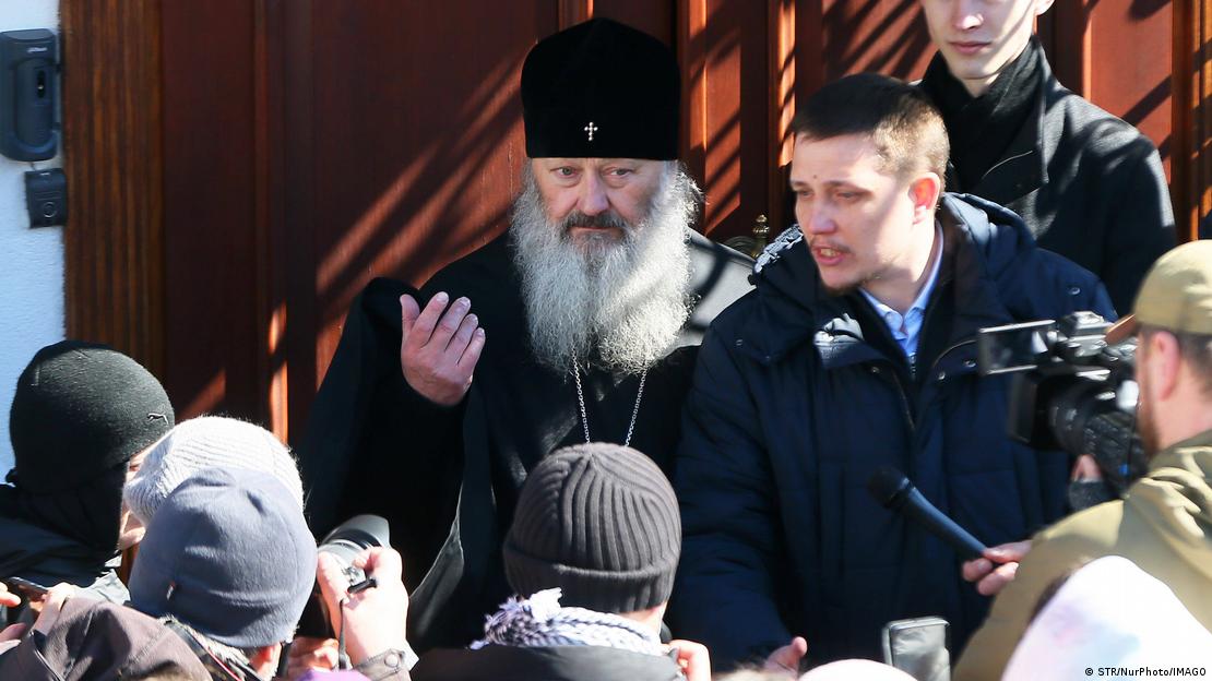 Вярващи поддръжници: митрополит Павло пред пещерния манастир