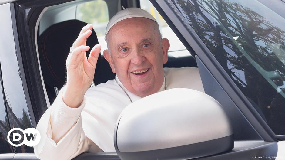 “Todavía estoy vivo”, dice el Papa Francisco al salir del hospital – DW – 01/04/2023