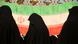 Τρεις γυναίκες με χιτζάμπ μπροστά από τη σημαία του Ιράν