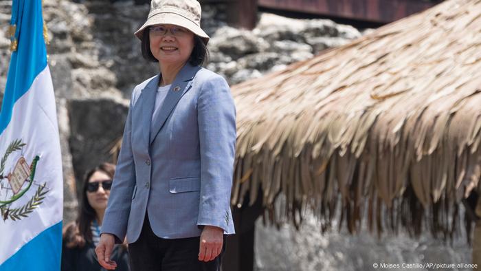 4月1日，台湾总统蔡英文在访问危地马拉玛雅遗址期间进行官方留影。