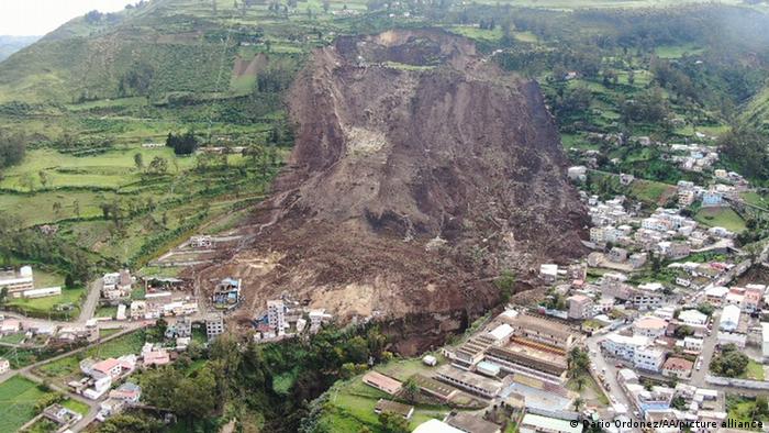 Una vista aérea de la zona afectada por un gran deslizamiento de tierra, mientras continúan las actividades de rescate a pesar de las fuertes lluvias, en el distrito de Alausí, provincia de Chimborazo.