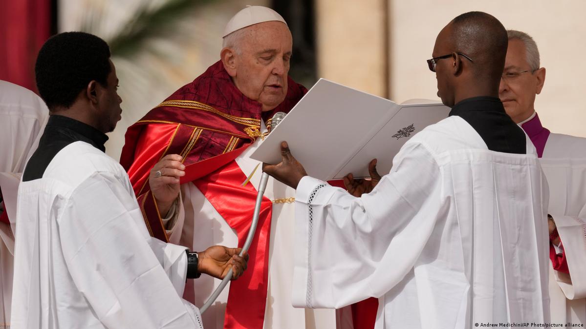 Pope Francis Leads Palm Sunday Service After Hospital Stay Dw 0402