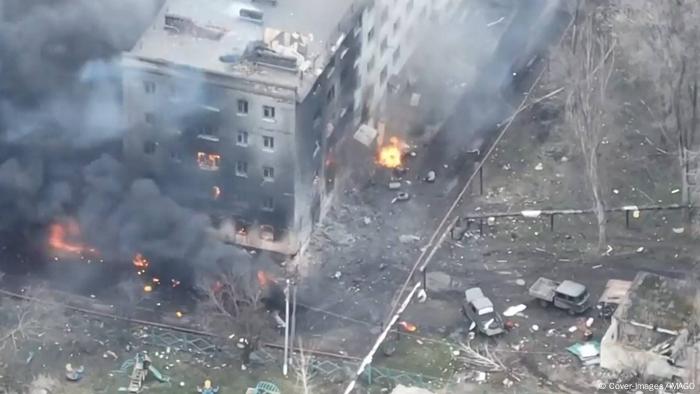 Una toma de un edificio en llamas por un bombardeo ruso en Bajmut, Ucrania.