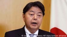 02.04.2023, China, Peking: Yoshimasa Hayashi, Außenminister von Japan, beantwortet Fragen von Journalisten nach seinem Treffen mit Chinas Außenminister Gang, in der japanischen Botschaft in Peking. Foto: -/Japan Pool via Kyodo News/AP/dpa +++ dpa-Bildfunk +++