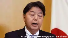 02.04.2023, China, Peking: Yoshimasa Hayashi, Außenminister von Japan, beantwortet Fragen von Journalisten nach seinem Treffen mit Chinas Außenminister Gang, in der japanischen Botschaft in Peking. Foto: -/Japan Pool via Kyodo News/AP/dpa +++ dpa-Bildfunk +++