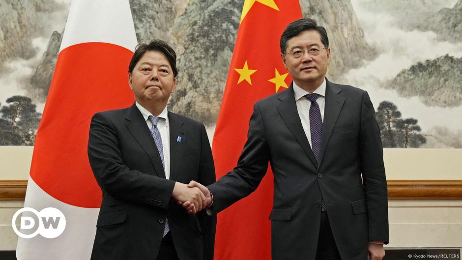 Menteri Luar Negeri Jepang dan China Membahas Perbedaan – DW – 04/02/2023
