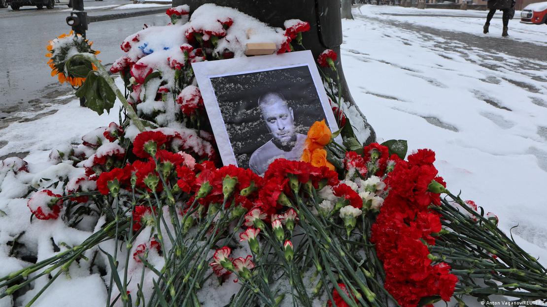 Цветя на гроба на Владлен Татарски в Санкт Петербург