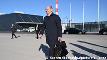 03.04.2023 Bundeskanzler Olaf Scholz (SPD) kommt auf dem Weg zu seinem Antrittsbesuch in Rumänien auf dem militärischen Teil des Flughafens Willy Brandt (BER) in Schönefeld an und steigt in den Regierungsflieger.