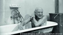 Das Foto von David Douglas Duncan zeigt Pablo Picasso in der Badewanne (Cannes, 1956/ handout). Picasso im Fotoporträt hat Konjunktur. Neben dem Kölner Museum Ludwig zeigt jetzt auch das Picasso-Museum in Münster, wie sich das Malergenie von Fotografen ins Bild setzen ließ. Während in Köln Bilder verschiedener Fotografen zu sehen sind, zeigt Münster ausschließlich Bilder des Amerikaners David Douglas Duncan. Foto: David Douglas Duncan dpa/lnw ACHTUNG: Bildverwendung nur zu redaktionellen Zwecken bei vollständiger Nennung der Quelle: Foto: David Douglas Duncan ++